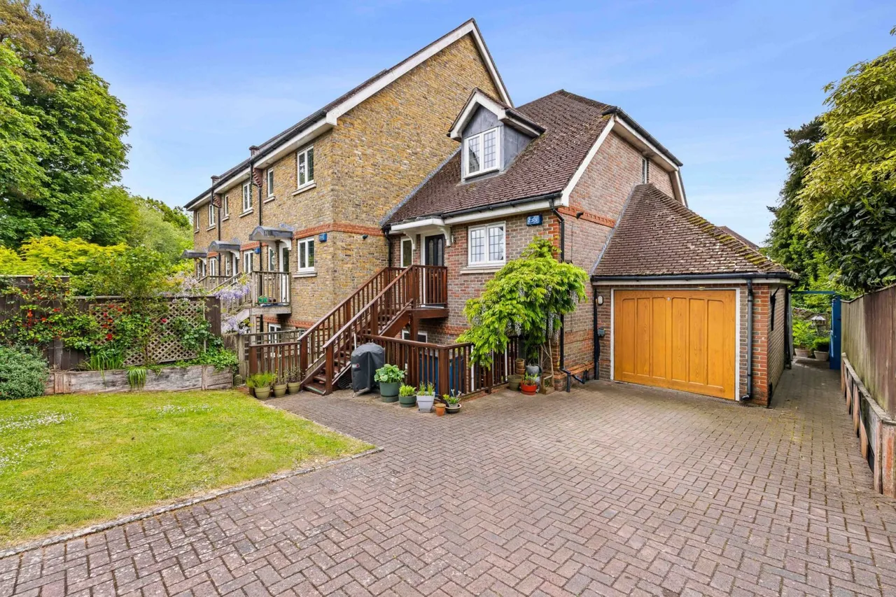 3 bed property for sale — Aspen Court Fairfield Road, East Grinstead, East Grinstead, RH19 4HG