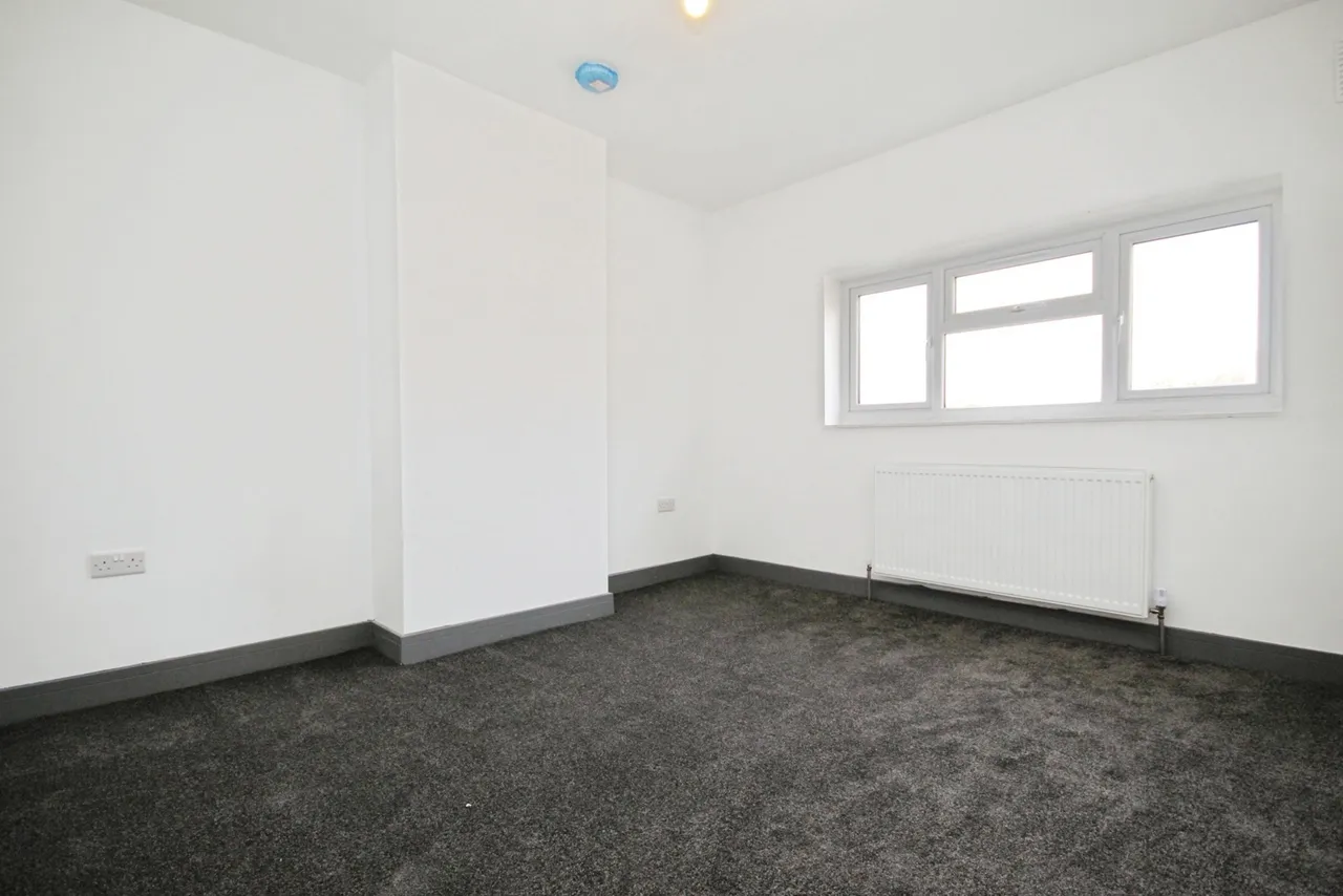 Larchwood Drive, Englefield Green, TW20, photo 6
