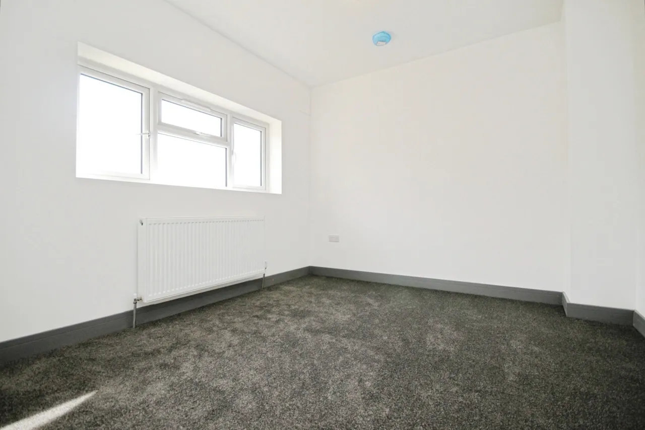 Larchwood Drive, Englefield Green, TW20, photo 5