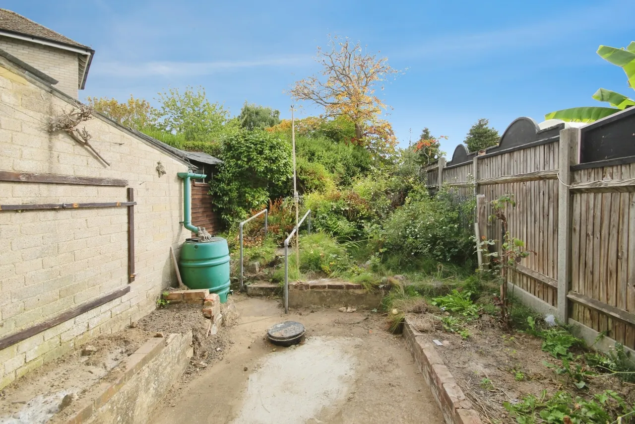 Larchwood Drive, Englefield Green, TW20, photo 9