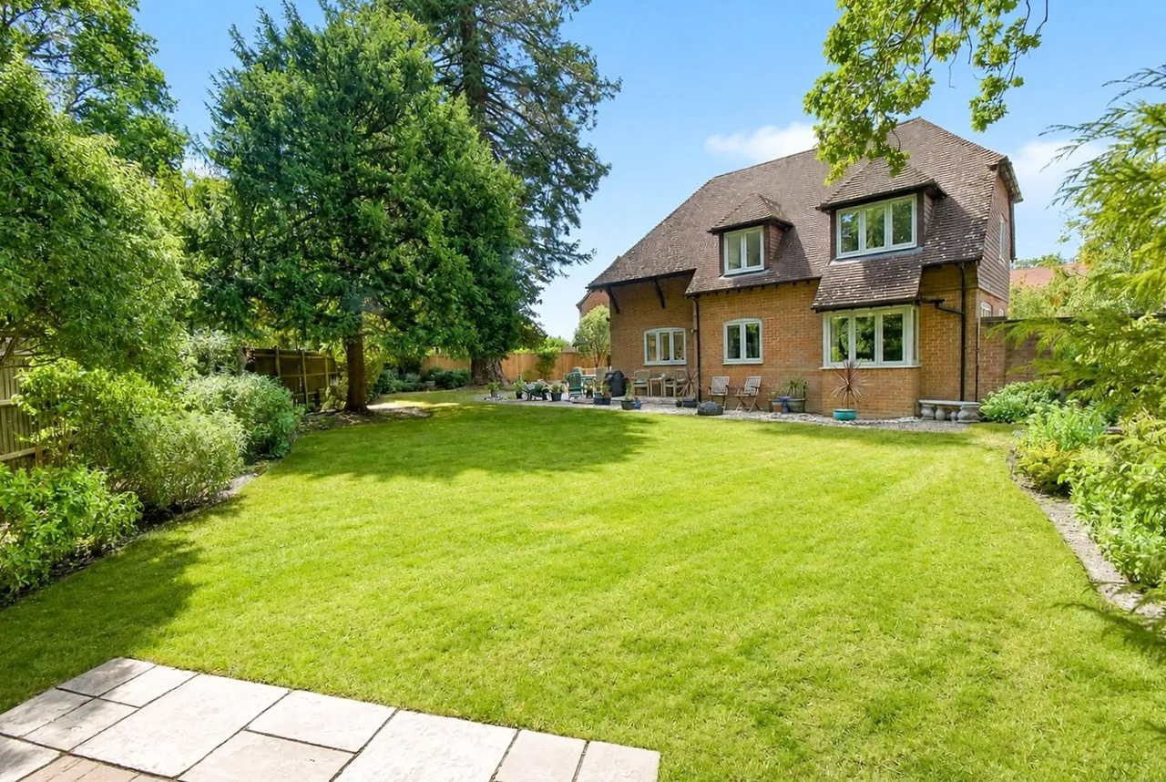 Seton Drive, Hook, Hampshire, RG27 9QS, photo 2