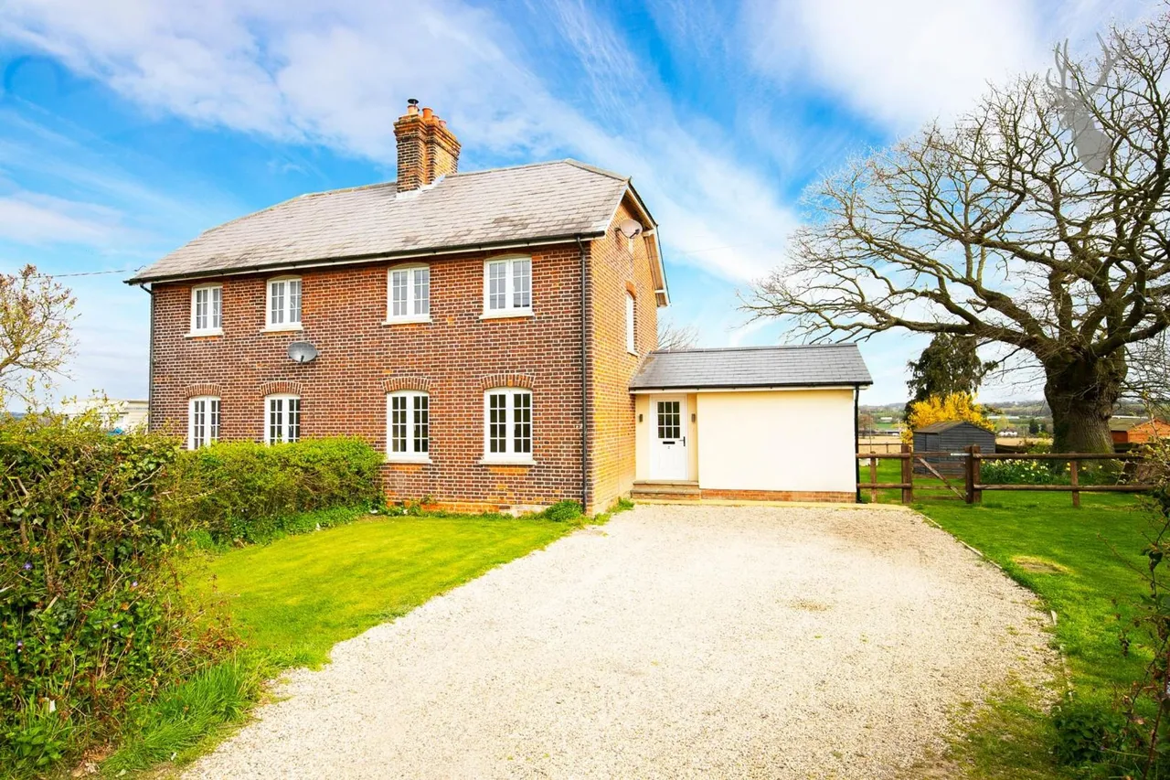 2 bed house to rent, Stapleford Road, Stapleford Tawney, RM4