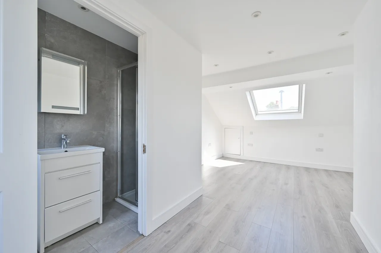 70 Greatham Road, Bushey, photo 10