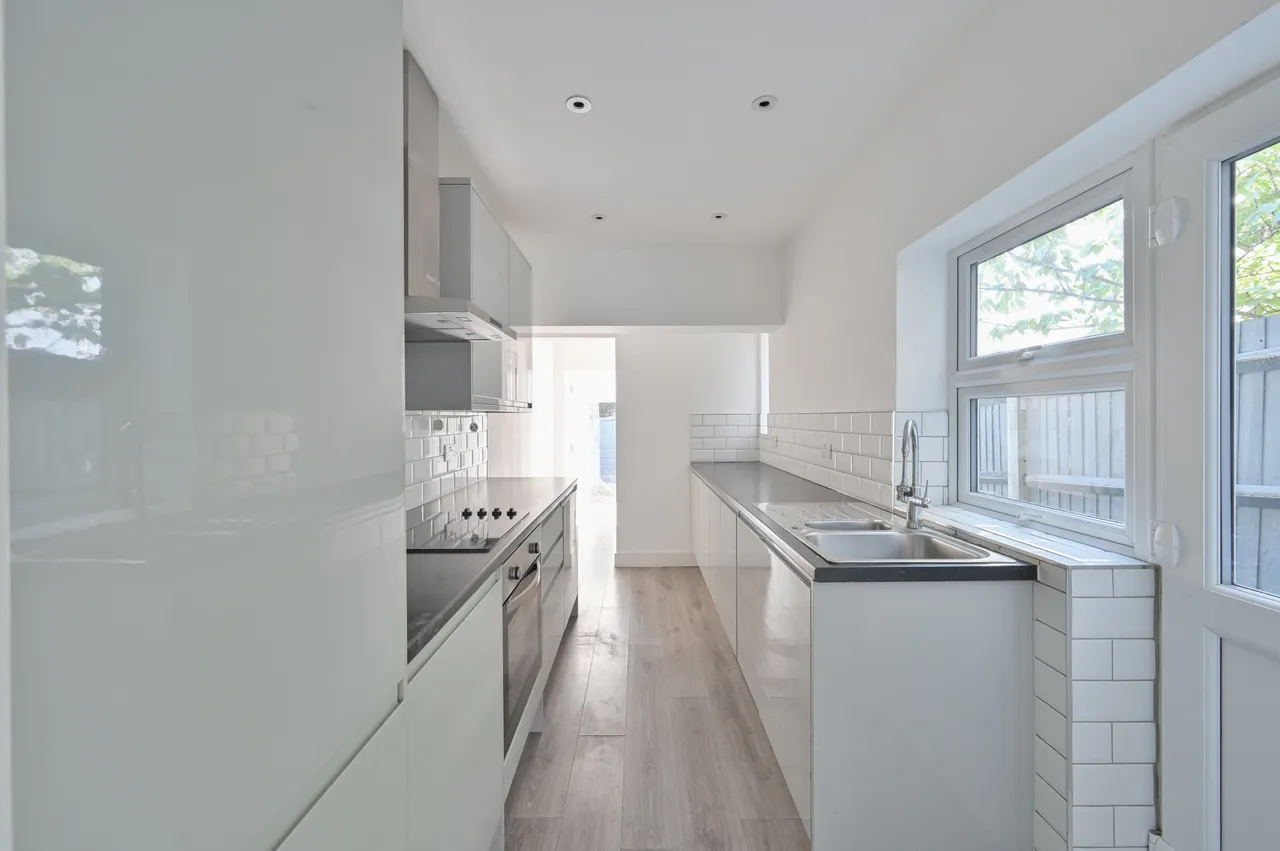 70 Greatham Road, Bushey, photo 5
