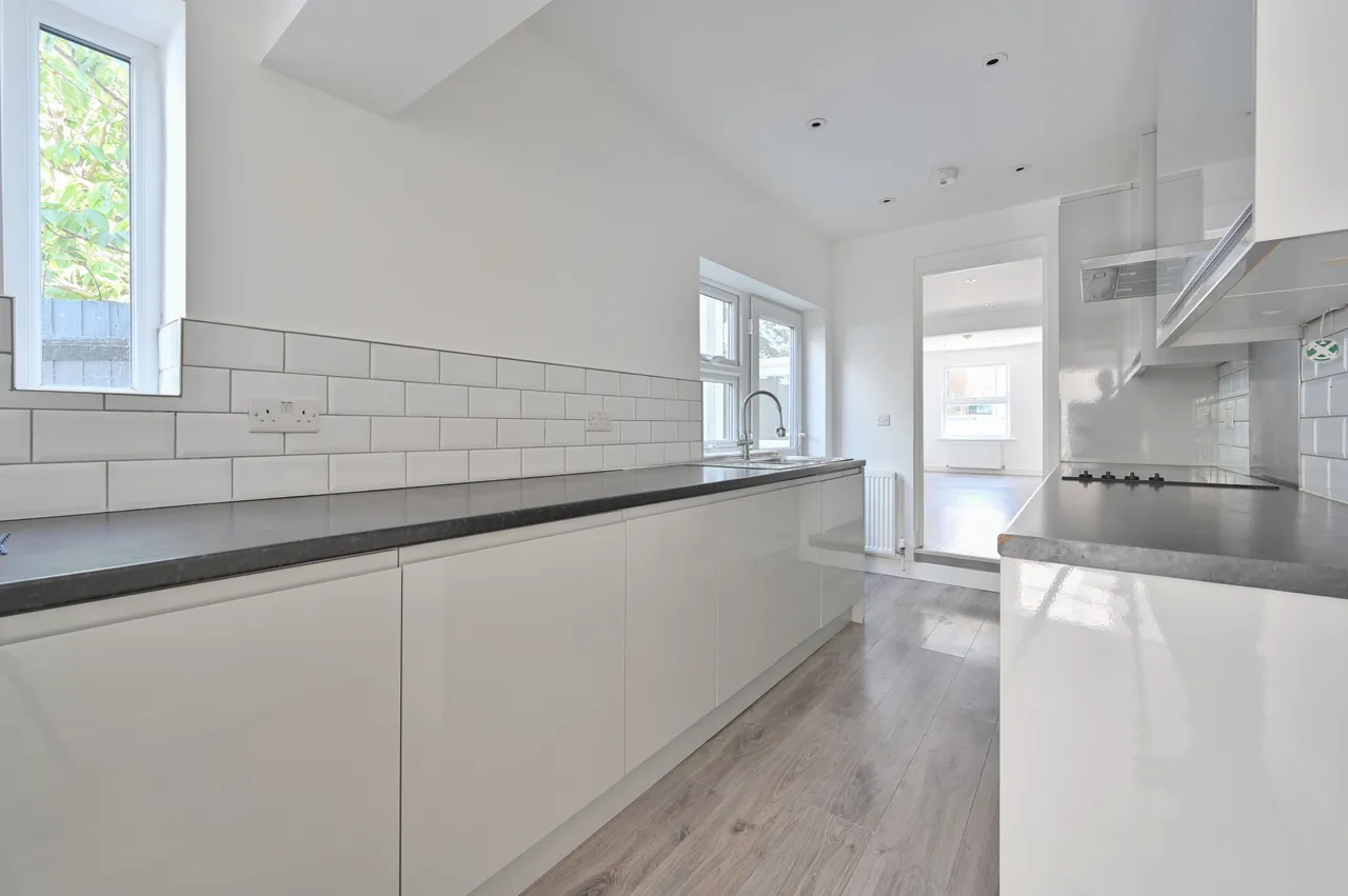 70 Greatham Road, Bushey, photo 4
