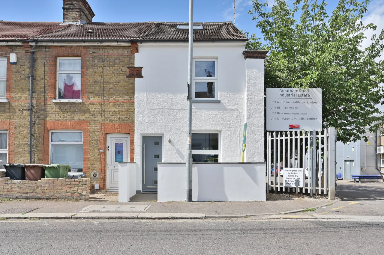 4 bed house for sale — 70 Greatham Road, Bushey
