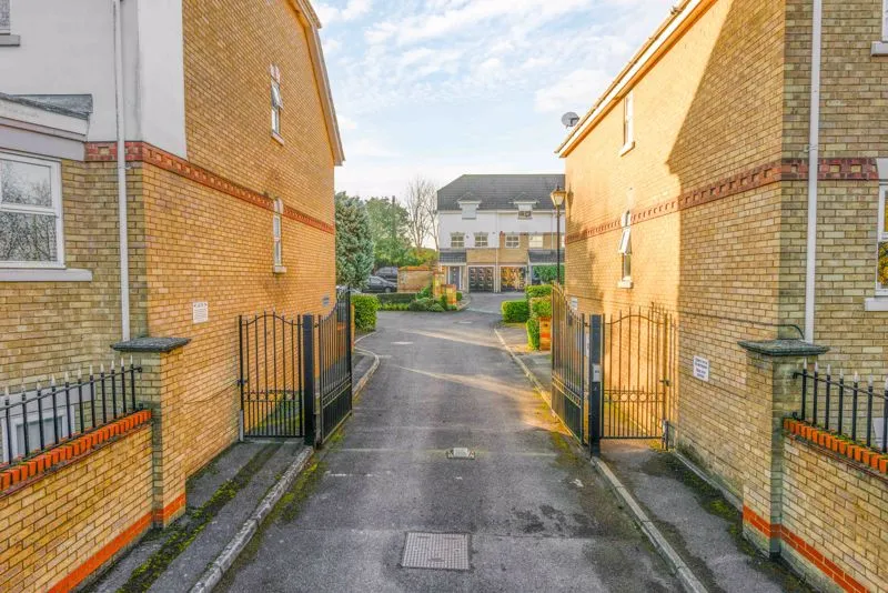 Lyster Mews, Cobham KT11 1LA, photo 9