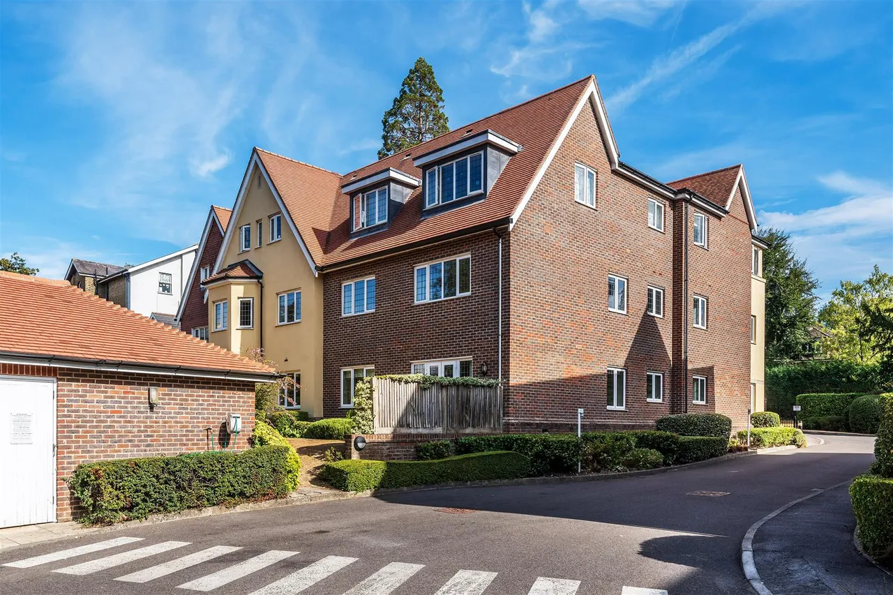 2 bed retirement for sale, Epsom Road, Leatherhead, KT22
