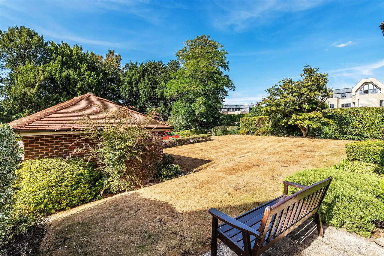 Epsom Road, Leatherhead, KT22, photo 6