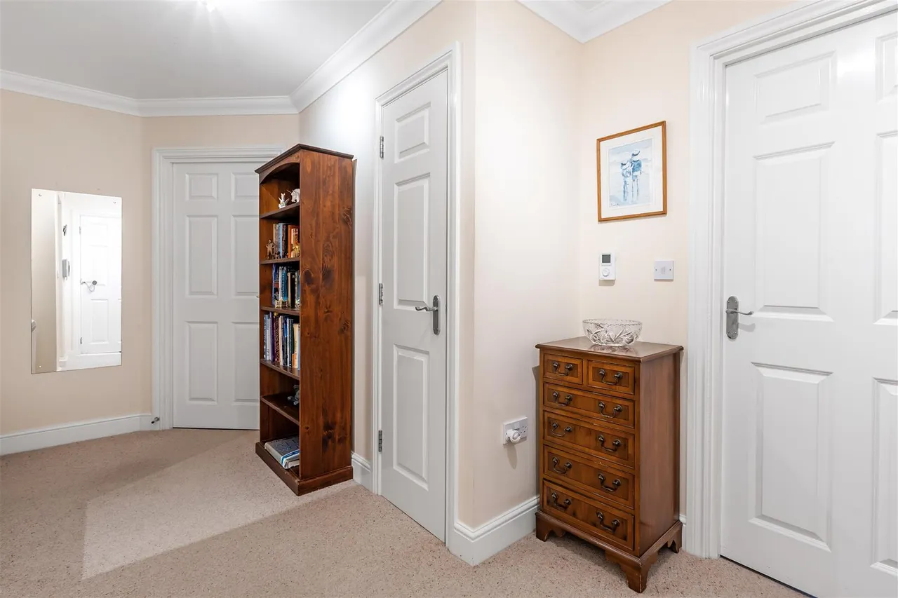 Epsom Road, Leatherhead, KT22, photo 12