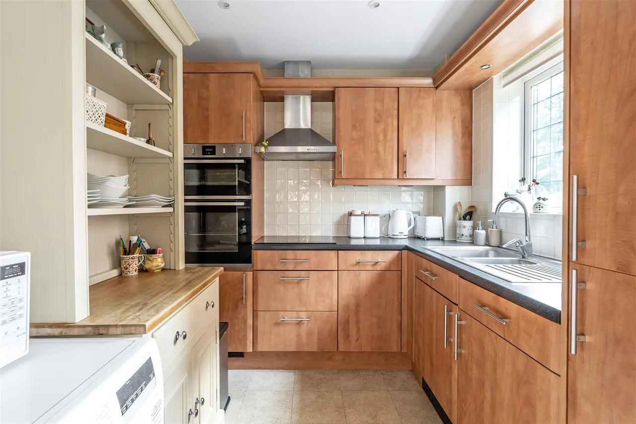 Epsom Road, Leatherhead, KT22, photo 4