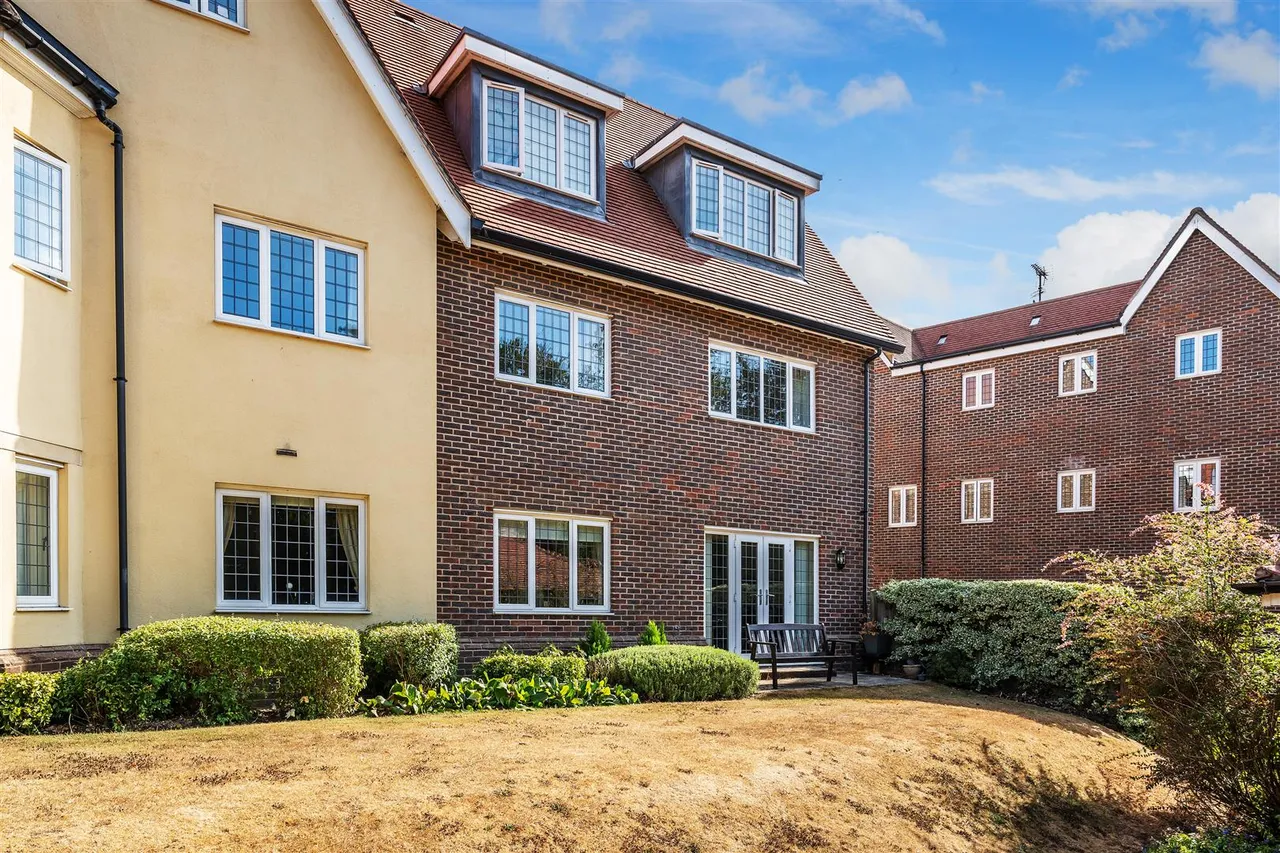Epsom Road, Leatherhead, KT22, photo 3