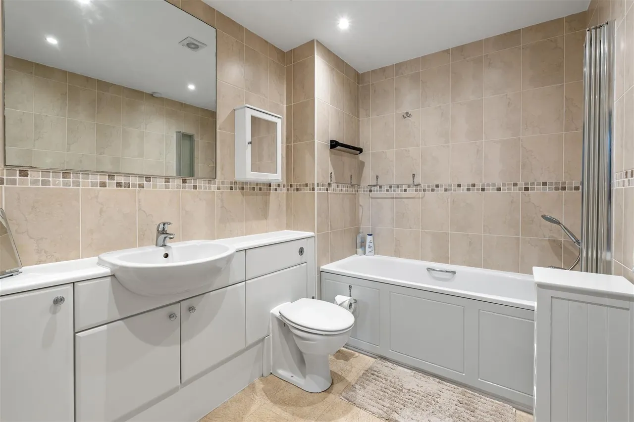 Epsom Road, Leatherhead, KT22, photo 5