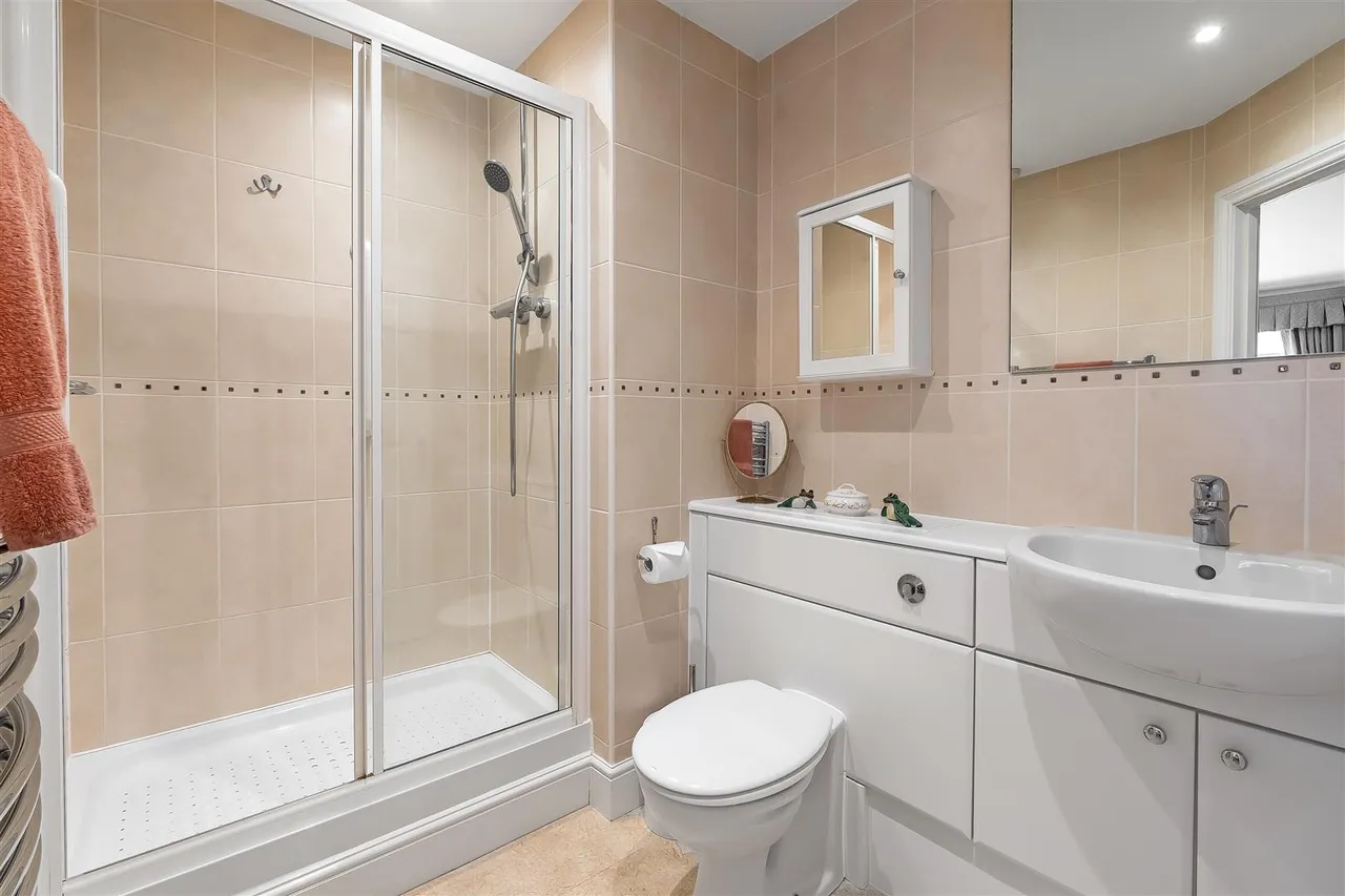 Epsom Road, Leatherhead, KT22, photo 11