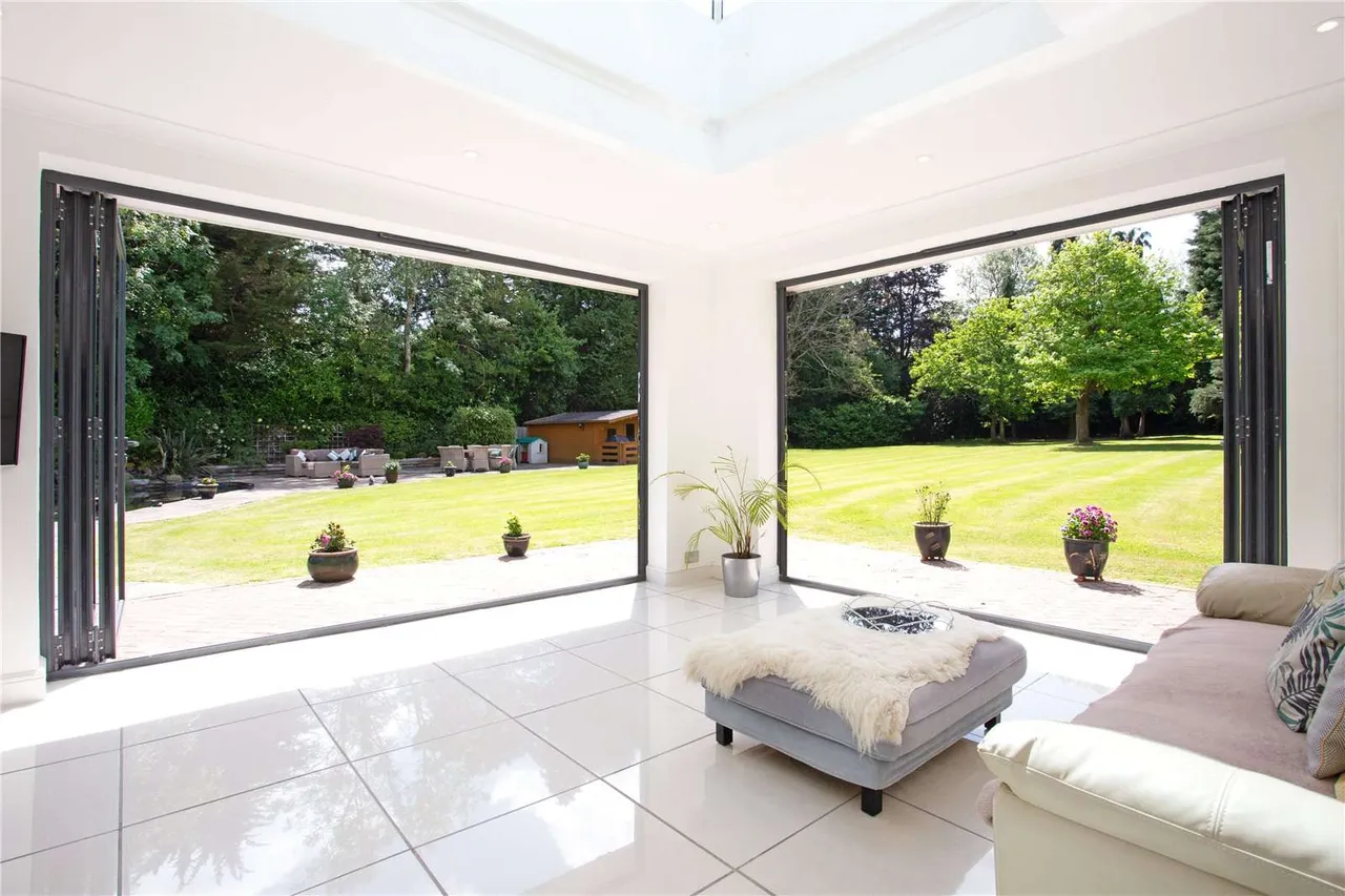 Nethern Court Road, Woldingham, Caterham, Surrey, CR3 7EF, photo 3