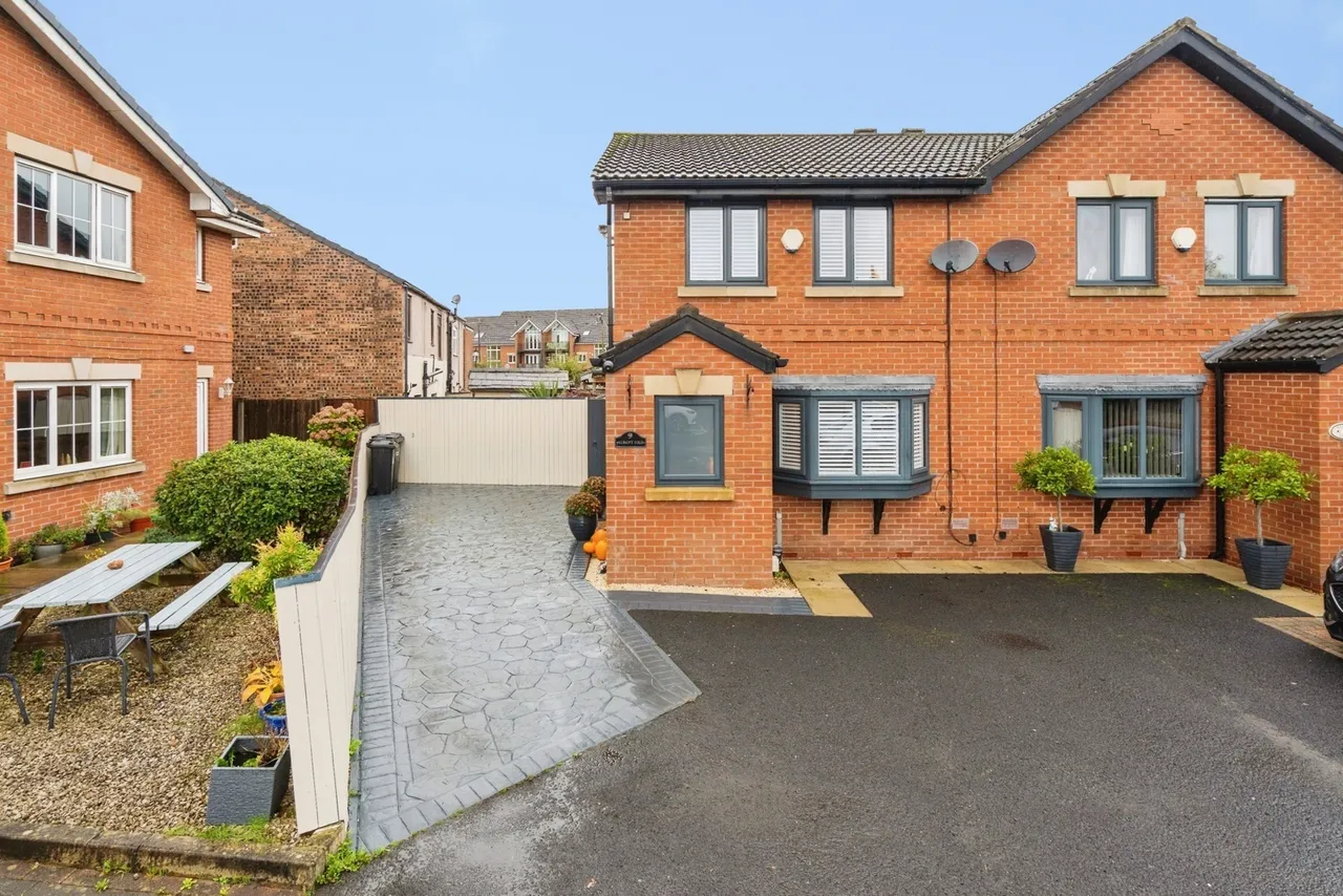3 bed property for sale, Albany Fold, Westhoughton, BL5
