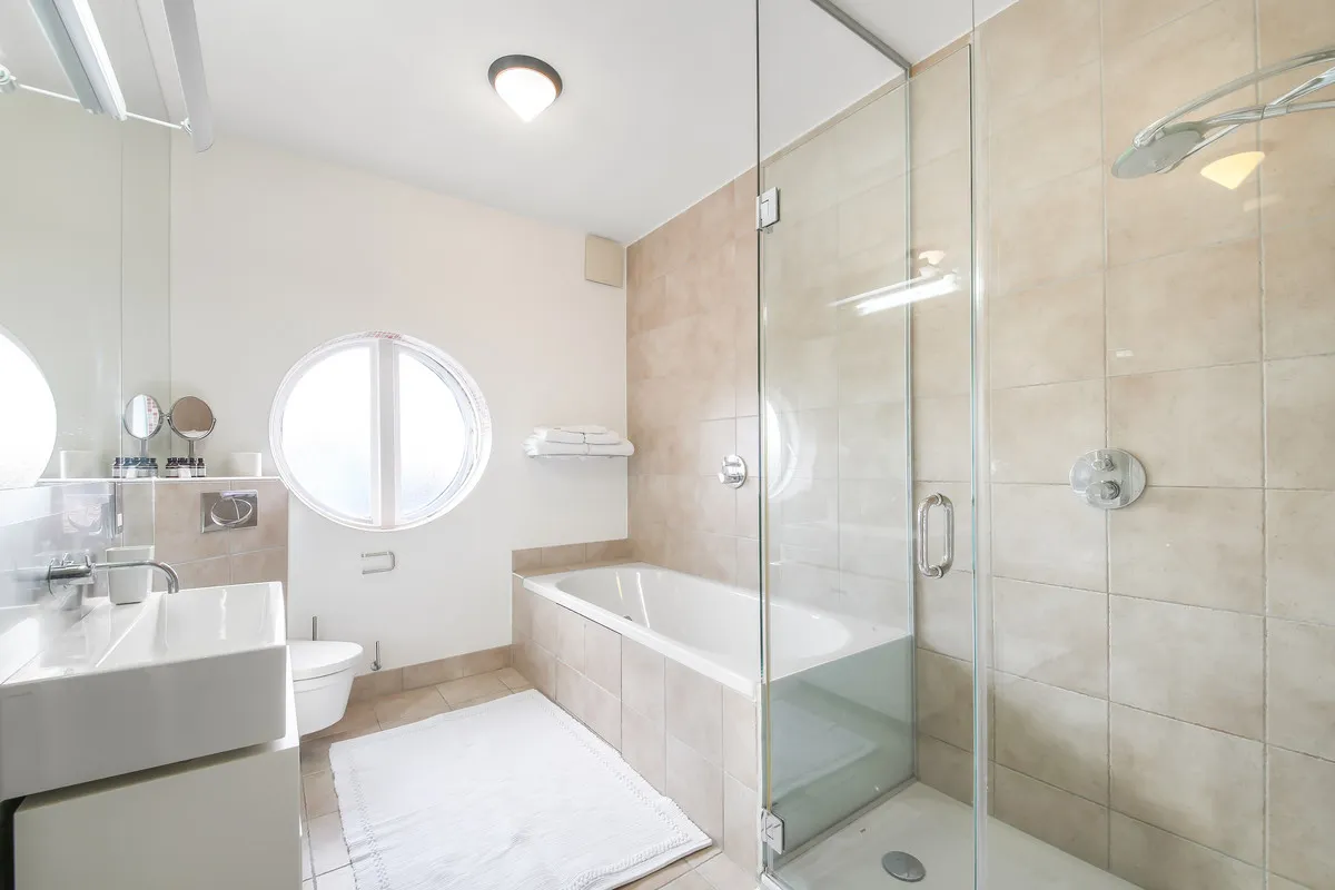 Hampton Court Road, KT8, photo 5