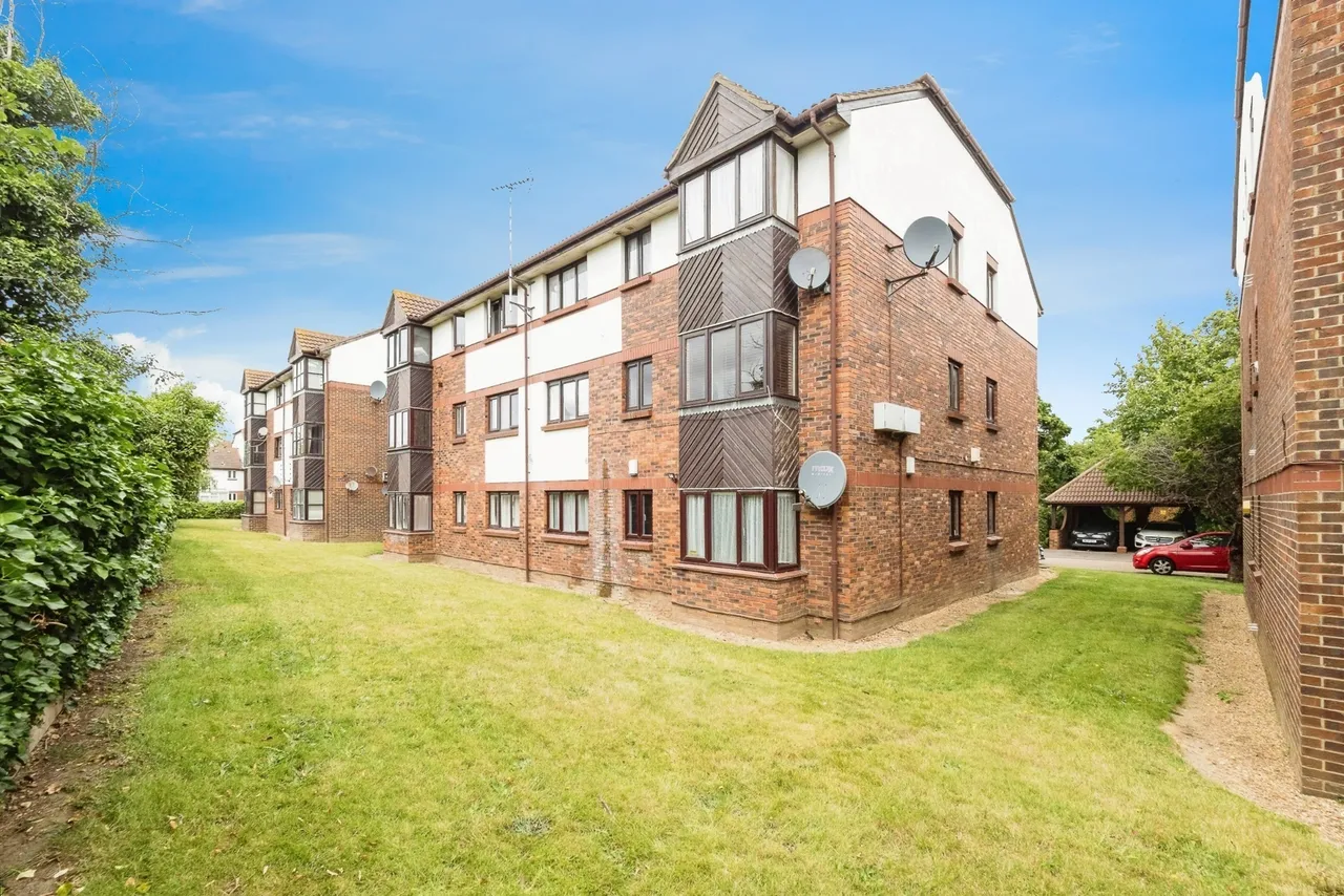 1 bed flat for sale — Talus Close, PURFLEET-ON-THAMES, Essex, RM19