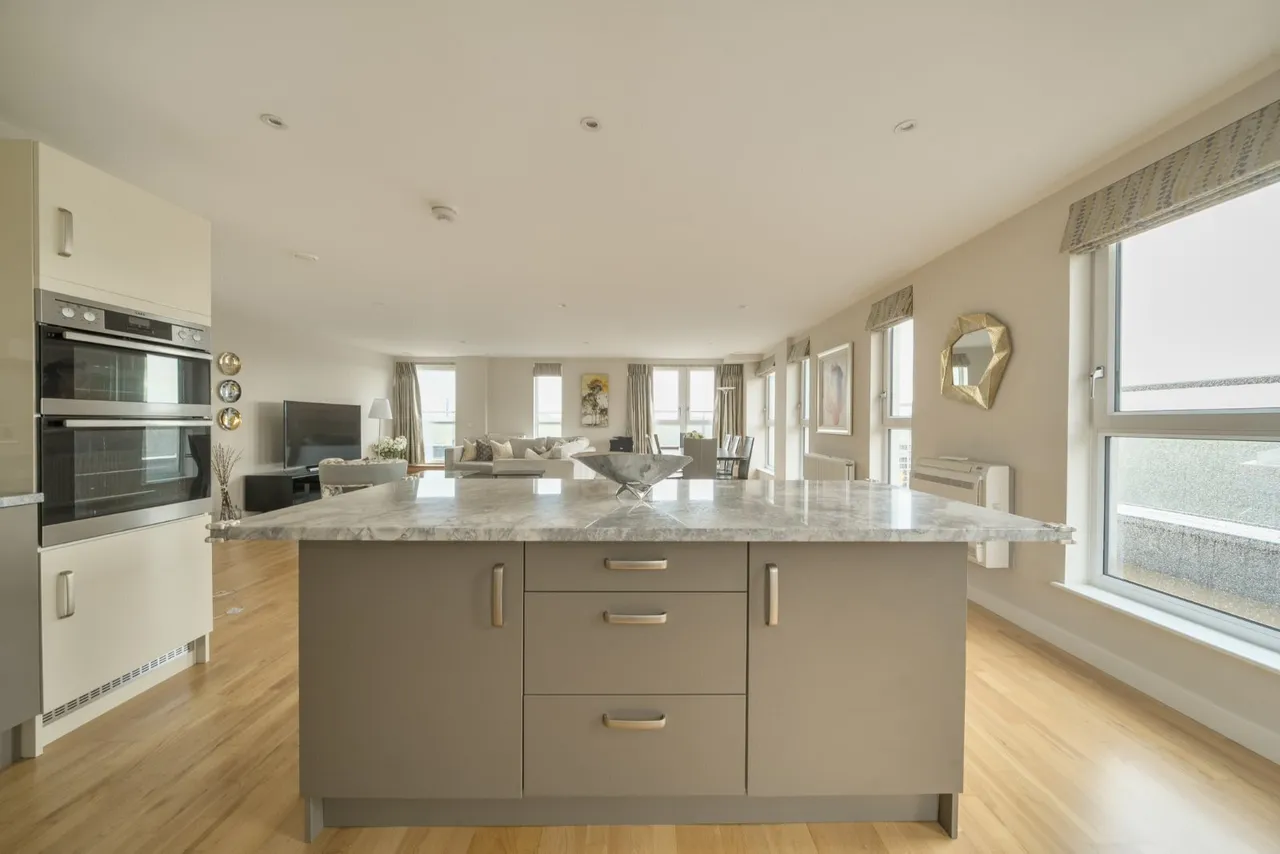 High Street, Brentford, TW8, photo 4