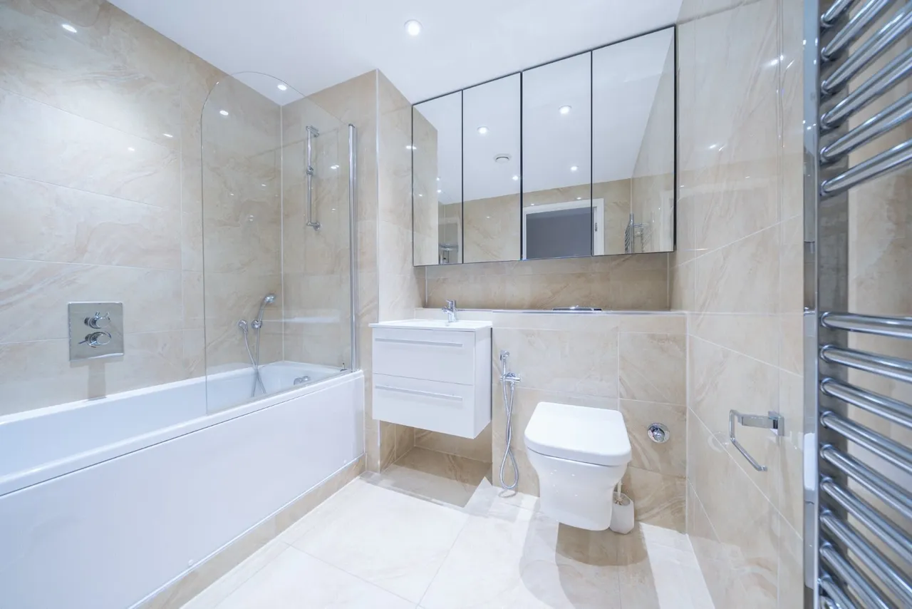 High Street, Brentford, TW8, photo 9