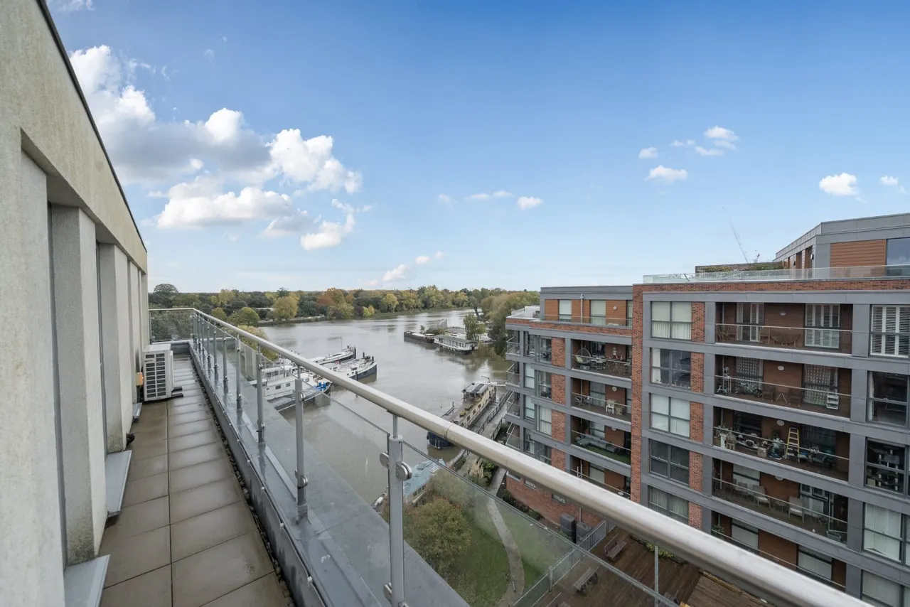 High Street, Brentford, TW8, photo 10