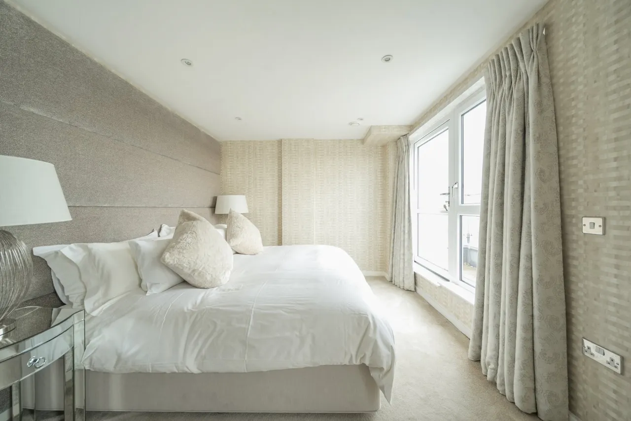 High Street, Brentford, TW8, photo 7