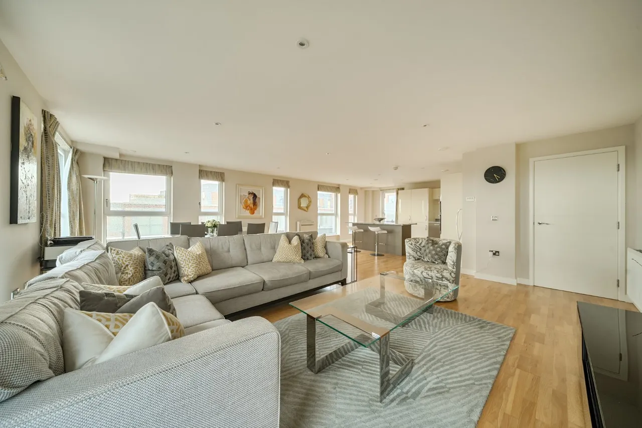 High Street, Brentford, TW8, photo 2