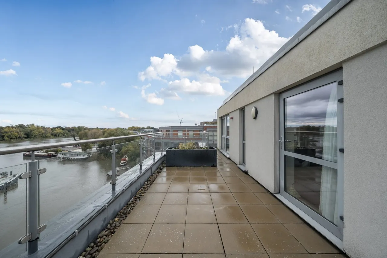 High Street, Brentford, TW8, photo 11