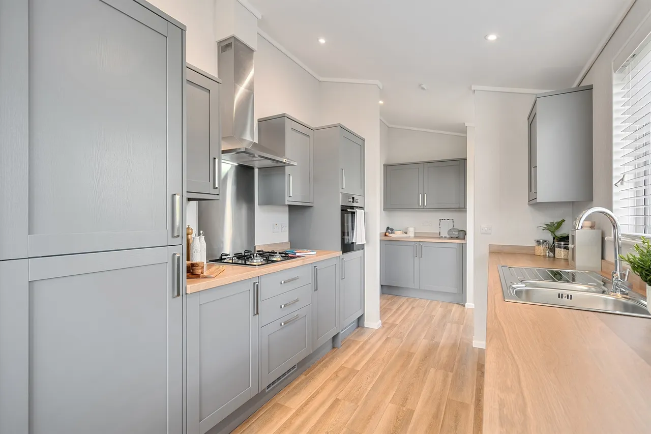 Blandford Road North, Beacon Hill, Poole, photo 3