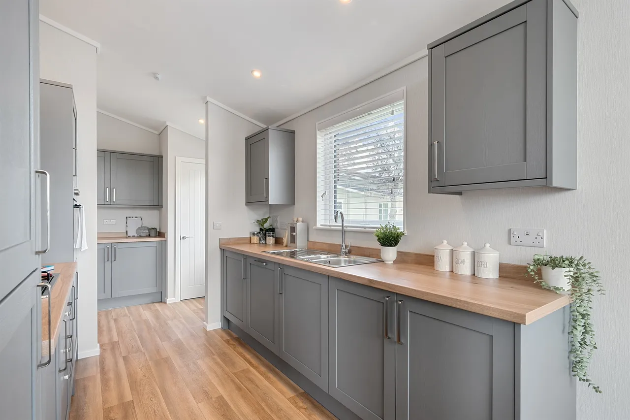 Blandford Road North, Beacon Hill, Poole, photo 4