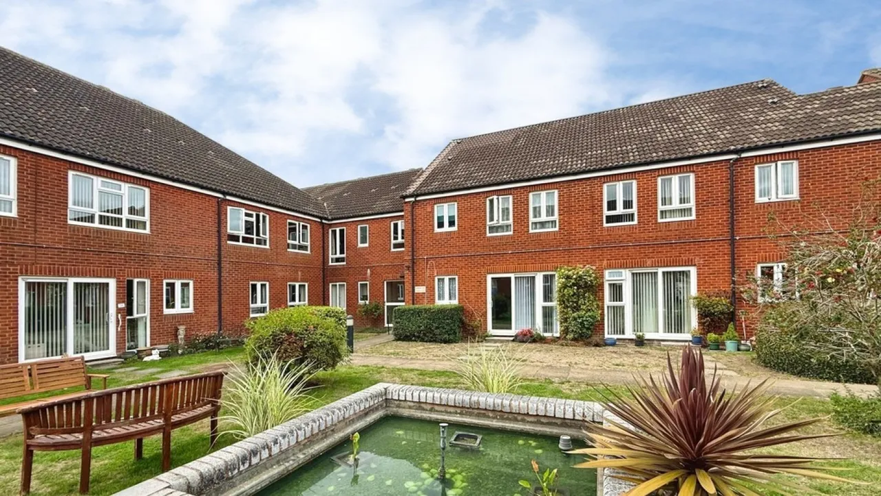 Fountain Court, Westbury, photo 9