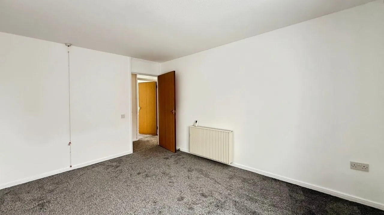 Fountain Court, Westbury, photo 6