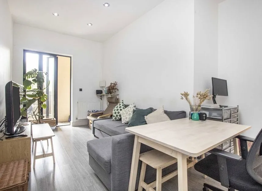 2 bed flat to rent — Gleneldon Road, London, SW16