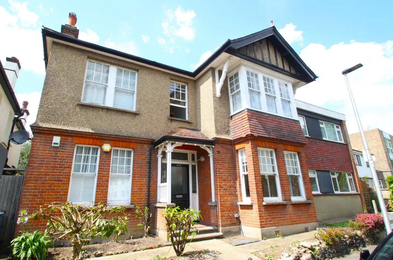 1 bed property to rent — Glengall Road, Woodford Green, IG8