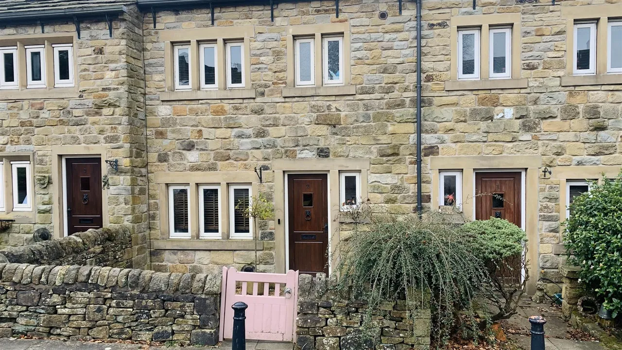 4 bed house to rent, Highstones Gardens, Glossop, SK13