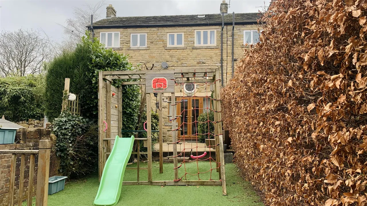 Highstones Gardens, Glossop, SK13, photo 18