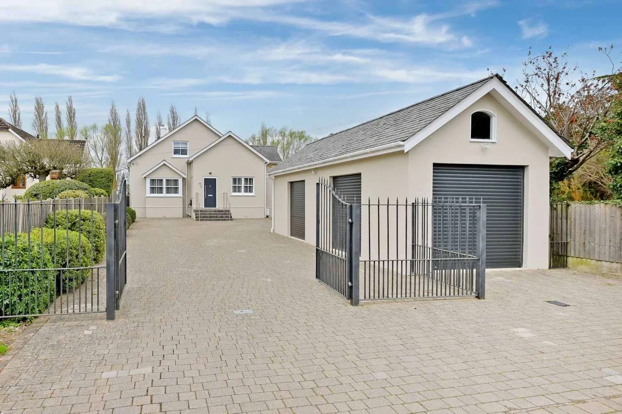 The Avenue, Wraysbury, Staines-upon-Thames, Berkshire, TW19 5EY, photo 3