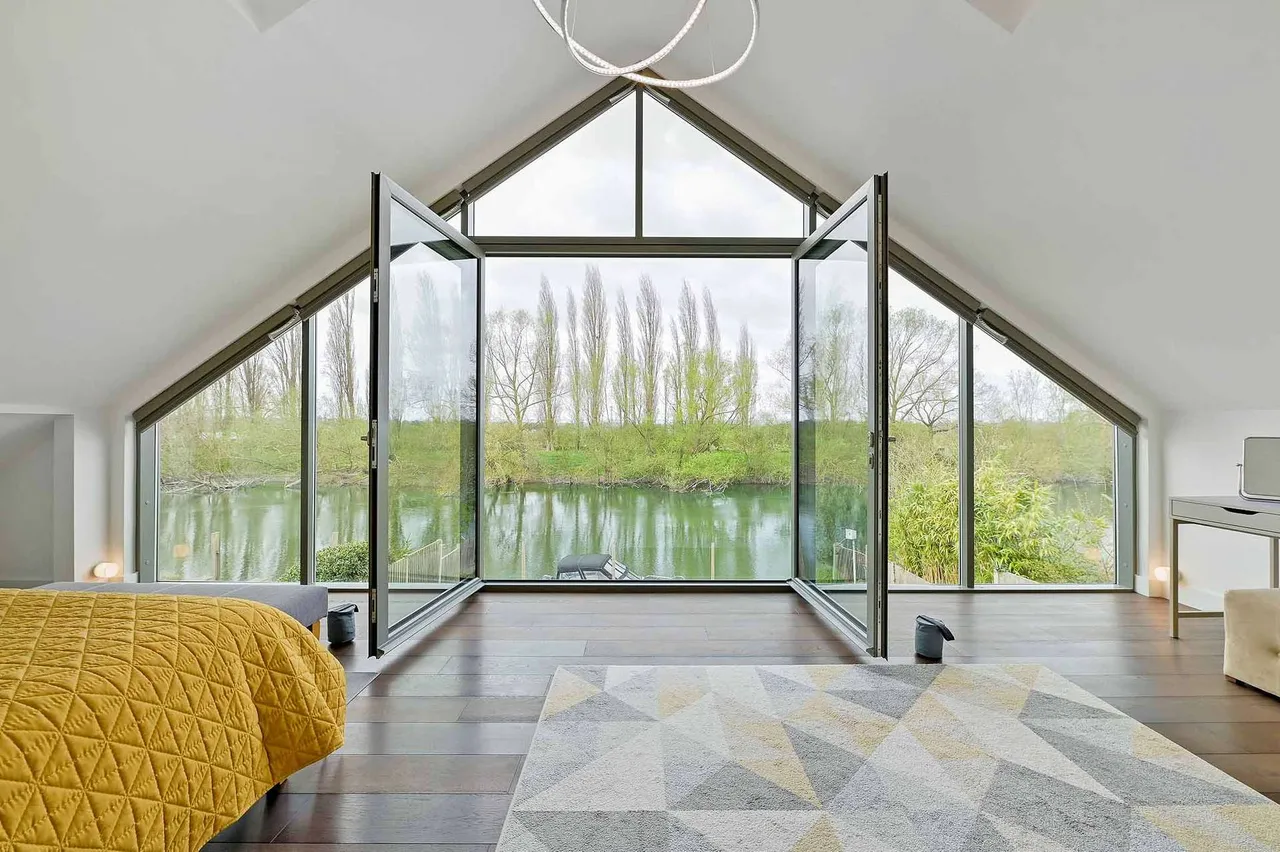 5 bed house for sale — The Avenue, Wraysbury, Staines-upon-Thames, Berkshire, TW19 5EY