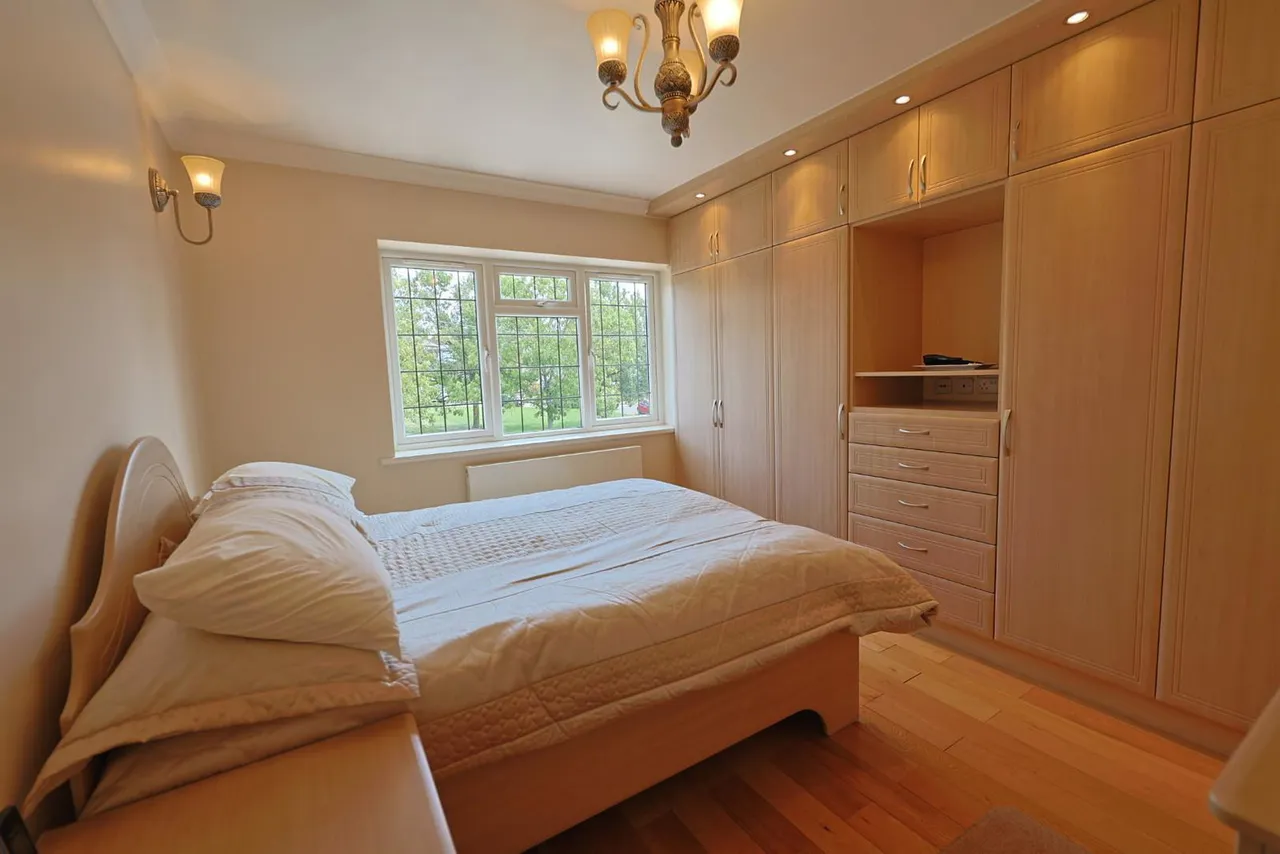 Langley Crescent, Edgware, photo 3