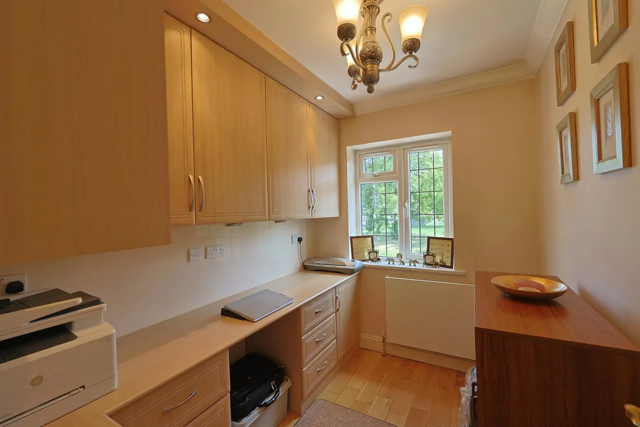 Langley Crescent, Edgware, photo 8