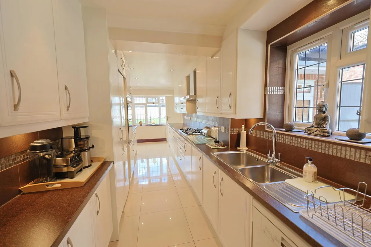 Langley Crescent, Edgware, photo 5