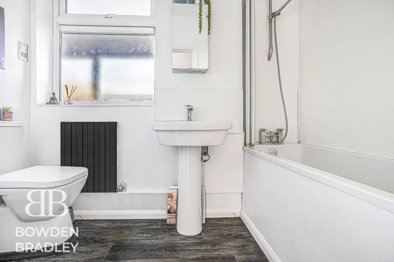 Manford Cross, Chigwell, IG7, photo 9