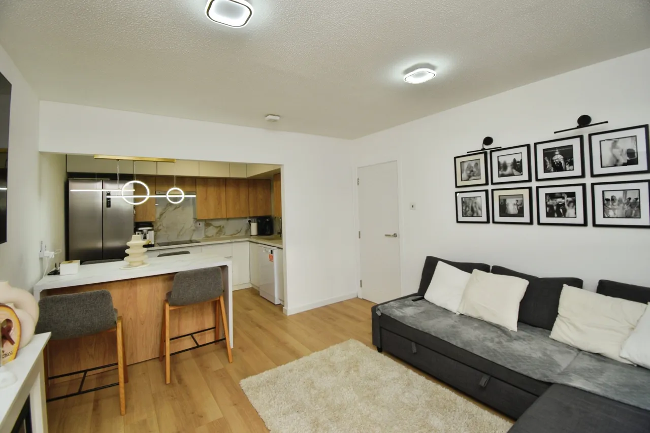 1 bed flat for sale, Forsythia Close, Ilford, IG1
