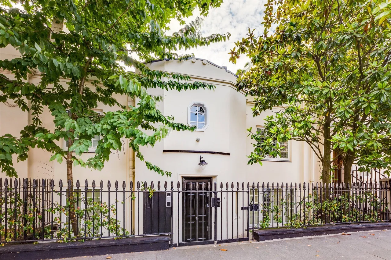 3 bed flat to rent, Belgrave Place, London, SW1X