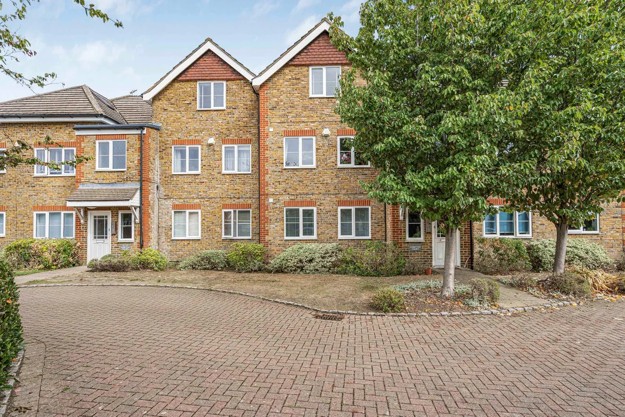 2 bed flat for sale, Kempton Avenue, Sunbury-on-Thames, TW16