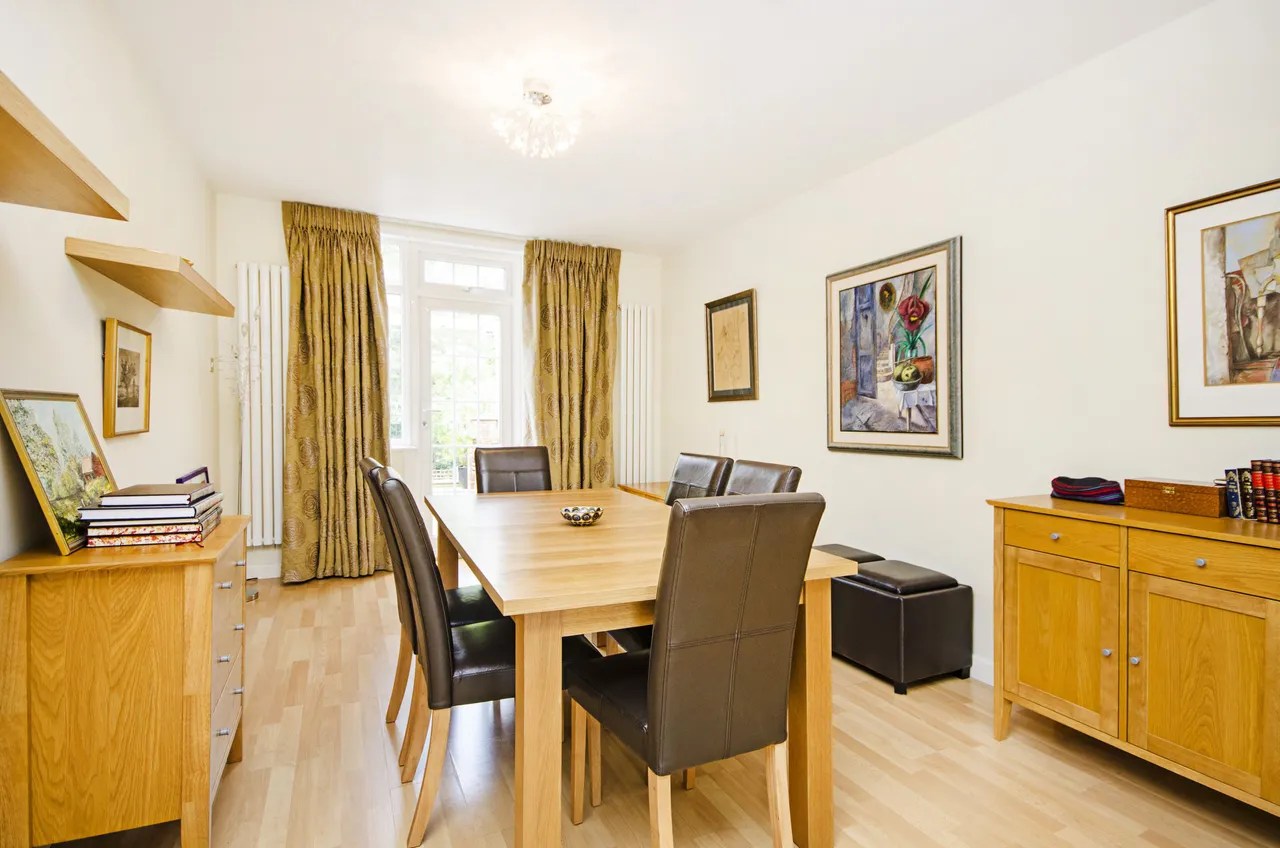 London, NW4, photo 3
