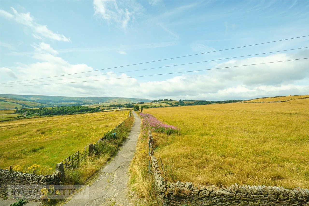 2 bed house for sale, Broad Lane, Upperthong, HD9