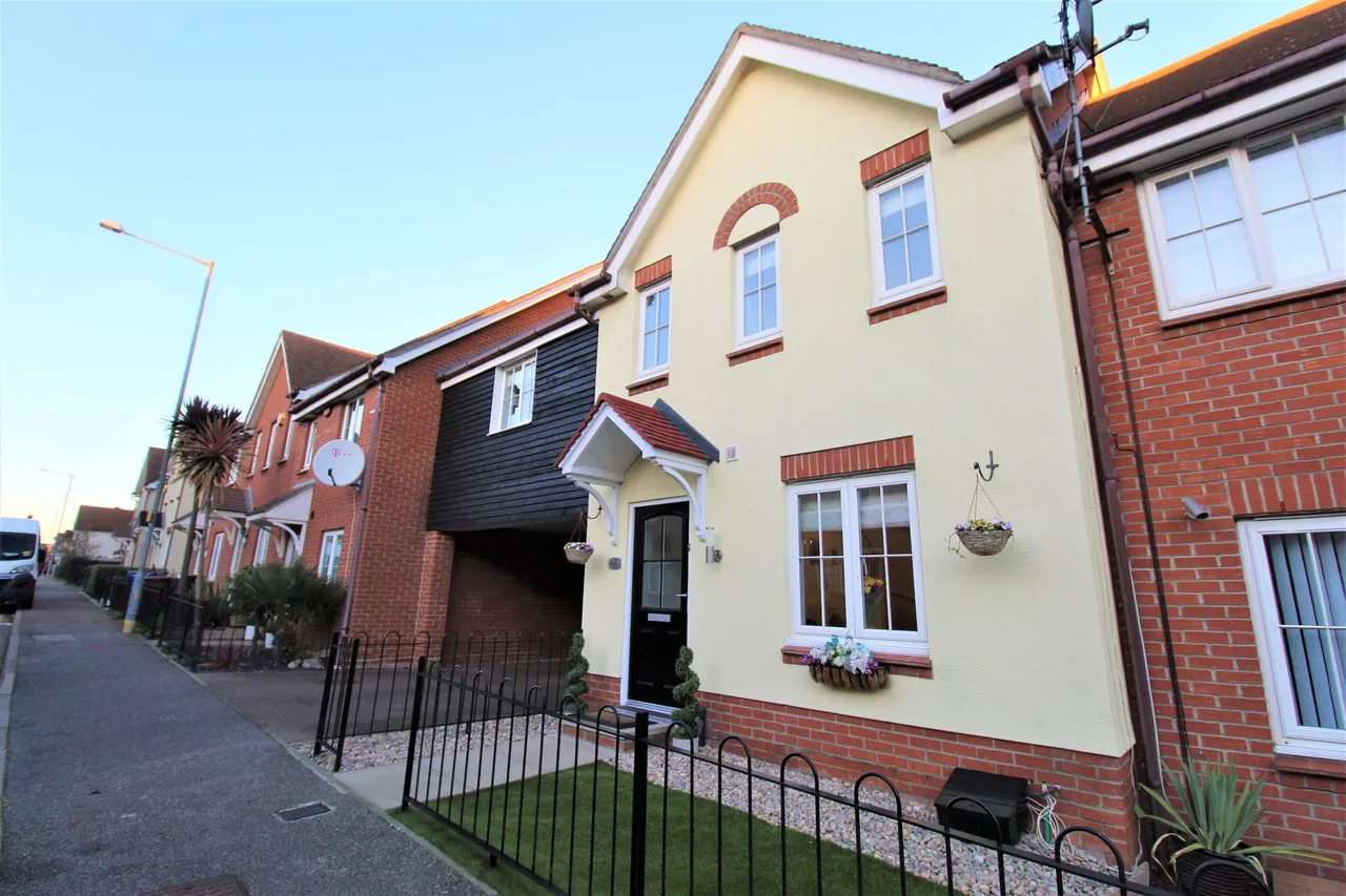 4 bed house for sale — Hedingham Road, Grays, Essex, RM16 6BH
