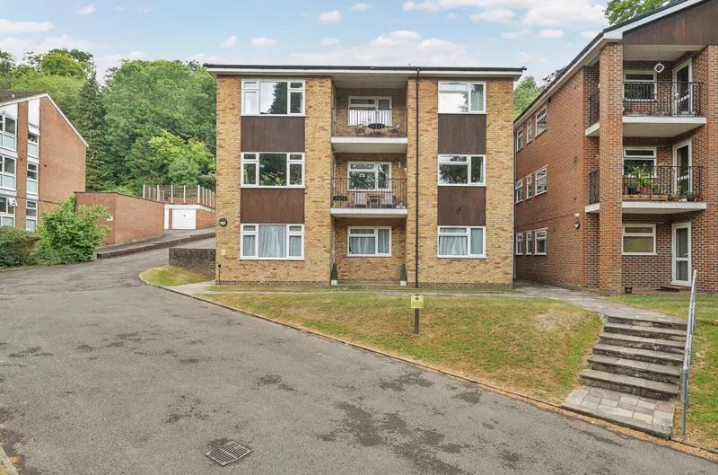 2 bed property for sale — Harestone Valley Road, Flat 1 Orchard Court 82 Harestone Valley Road Caterham Surrey Caterham, Caterham, Surrey, CR36HE
