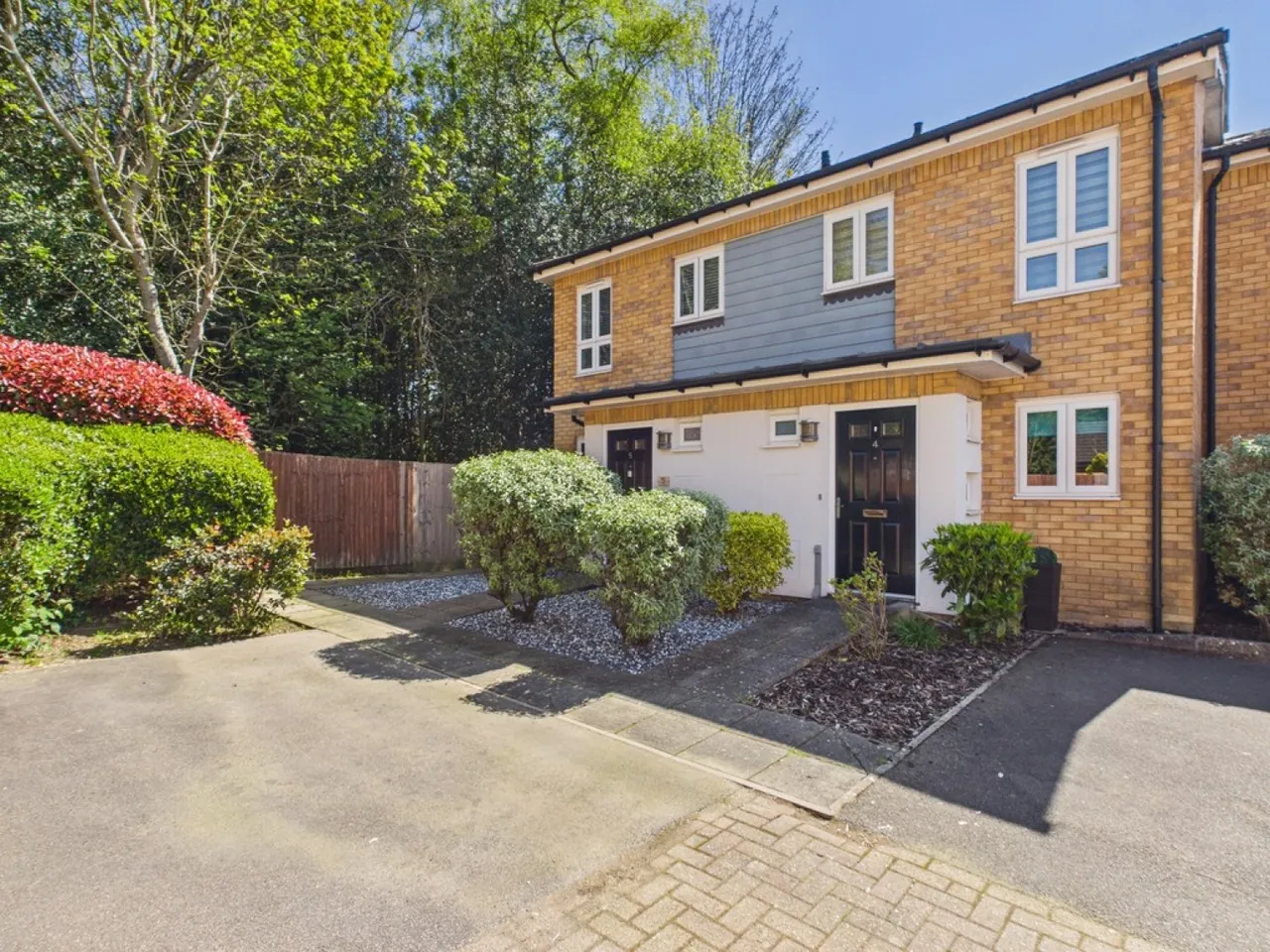 2 bed house for sale — Pound Hill, Crawley